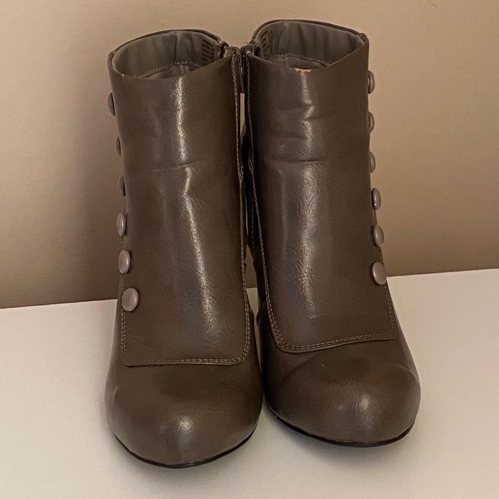 Fioni olive green button detail bootie